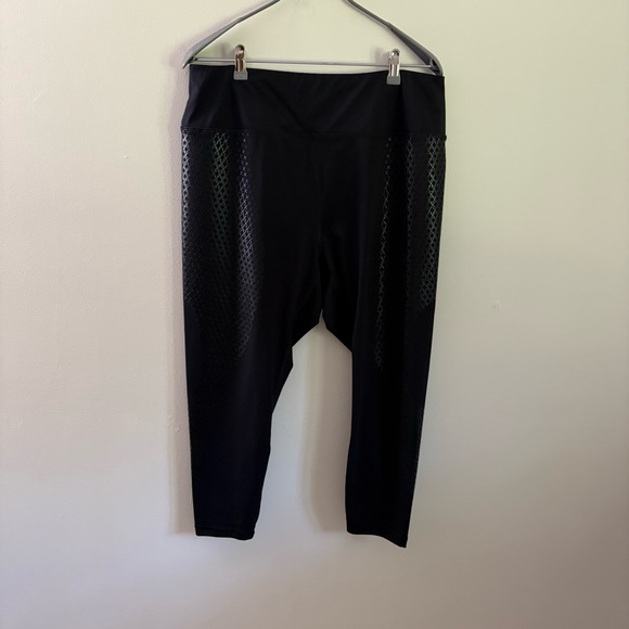 Torrid Womens Active Size 3 Black Leggings Comfortable Fit athletic grips - Picture 1 of 13